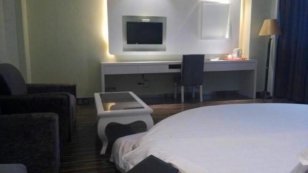 New Zhongxun Business Hotel Yueyang Extérieur photo